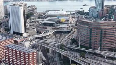 Parlak Gün Işığı, Hung Hom İstasyonunun Modern Girişlerini Aydınlatıyor, 3 Şubat 2026