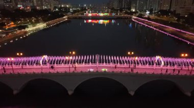 Şenlik Gecesi Işıkları Shatin Riverside Köprüleri boyunca parıldıyor, 3 Şubat 2026