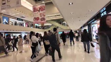 Parlak Gün Işığı, Shatin Alışveriş Merkezi 'nin Modern Çehresini Aydınlatıyor, 1 Şubat 2026