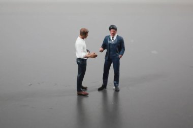 Tartışmada iki oyuncak karakter karşı karşıya gelir.