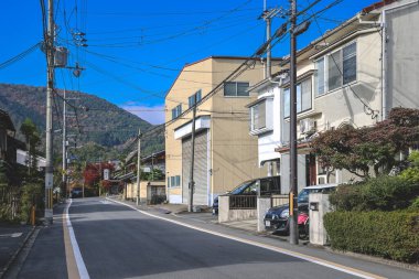 Sessiz Kyoto Mahallesi geleneksel zanaat ve tapınak sükunetini harmanlayan, 24 Kasım 2025