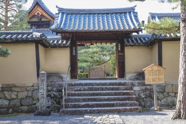 Nadiren açık alt tapınak içinde mezarlar ve mahrem Zen bahçesi, 24 Kasım 2025