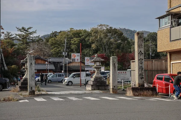 Tarihi Shinto tapınağı kapısı Ginkgo ağacı yolu boyunca ziyaretçileri karşılıyor. 24 numara 2025.