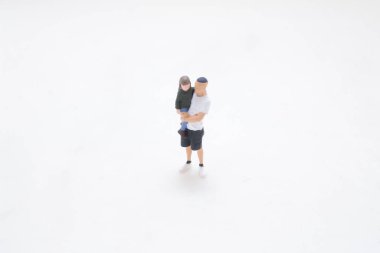 Minik heykelcik, ilgili ebeveynin küçük çocuğunu büyütmesini tasvir ediyor