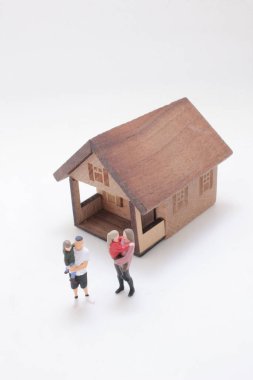 Küçük heykelcikler, çocukları kucağında tutan ebeveynleri temsil ediyor.