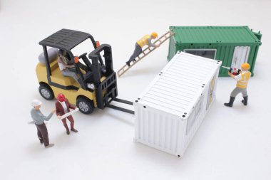 Küçük yapı figürleri modüler konteynırların yerleştirilmesini koordine eder