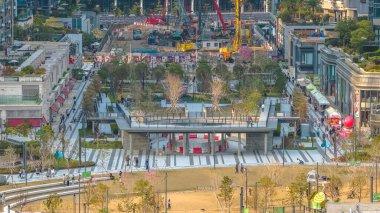 Canlı oyun alanları sakin mavi suya ve 7 Şubat 2026 gezinti alanlarına göz yumar