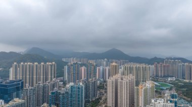 Yoğun yüksek katlı kümeler, 7 Şubat 2026 'da dramatik bir dağ zemininin altında bulunur.