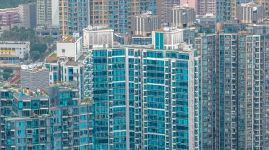 Modern yüksek katlı kümeler tekdüze geometrik kentsel desenler oluştururlar. 7 Şubat 2026