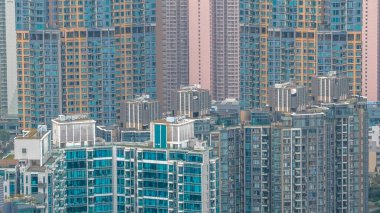 Modern yüksek katlı kümeler tekdüze geometrik kentsel desenler oluştururlar. 7 Şubat 2026