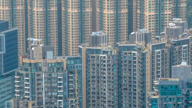 Modern yüksek katlı kümeler tekdüze geometrik kentsel desenler oluştururlar. 7 Şubat 2026