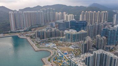 Kıyı kuleleri turkuaz suları ve kıvrımlı gezinti güvertesi 7 Şubat 2026