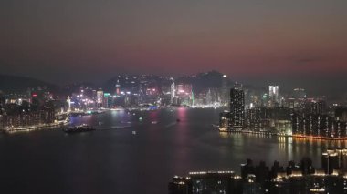 Victoria Limanı renkli bir akşamın altında parıldıyor Hong Kong silueti, 8 Şubat 2026