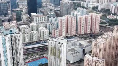 Ngau Tau Kok silueti konut kuleleri ve ofisleri harmanlıyor, 8 Şubat 2026