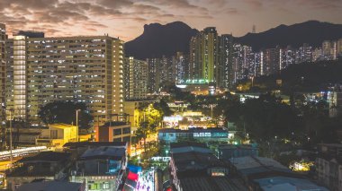 Akşam ışıkları 5 Şubat 2026 'da şehir arkaplanına karşı köy pazarını aydınlatacak