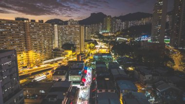 Akşam ışıkları 5 Şubat 2026 'da şehir arkaplanına karşı köy pazarını aydınlatacak