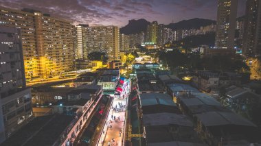 Akşam ışıkları 5 Şubat 2026 'da şehir arkaplanına karşı köy pazarını aydınlatacak