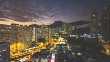 Akşam ışıkları 5 Şubat 2026 'da şehir arkaplanına karşı köy pazarını aydınlatacak