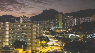 Akşam ışıkları 5 Şubat 2026 'da şehir arkaplanına karşı köy pazarını aydınlatacak