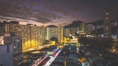 Akşam ışıkları 5 Şubat 2026 'da şehir arkaplanına karşı köy pazarını aydınlatacak