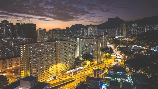 Tarihsel köy çatıları, 5 Şubat 2026 'da günbatımında modern kulelere tezat oluşturuyor.