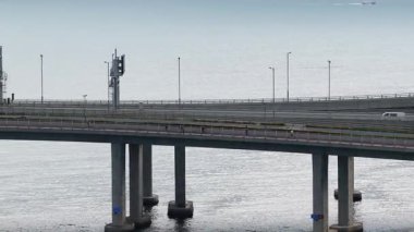 Curving Cross Bay Köprüsü manzaralı Tseung Kwan O suları, 7 Şubat 2026