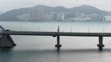 Curving Cross Bay Köprüsü manzaralı Tseung Kwan O suları, 7 Şubat 2026