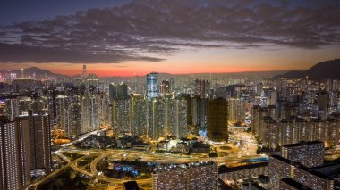 Akşam ışığı yoğun otoyol döngülerini ve kuleleri aydınlatıyor 5 Şubat 2026