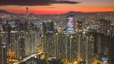 Dramatik akşam renkleri yoğun şehir kulelerini aydınlatıyor 5 Şubat 2026