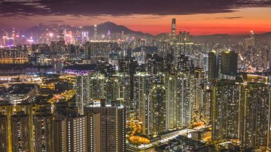 Kowloon 5 Şubat 2026 boyunca yükselen şehir binaları akşam parlaklığında parlıyor