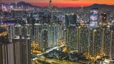 Dramatik akşam renkleri yoğun şehir kulelerini aydınlatıyor 5 Şubat 2026