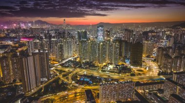 Akşam ışığı yoğun otoyol döngülerini ve kuleleri aydınlatıyor 5 Şubat 2026