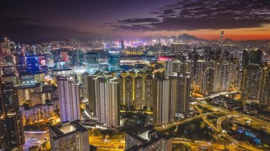 Dramatik akşam renkleri yoğun şehir kulelerini aydınlatıyor 5 Şubat 2026