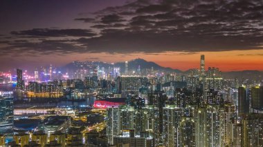 Kowloon 5 Şubat 2026 boyunca yükselen şehir binaları akşam parlaklığında parlıyor