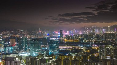 Kowloon 5 Şubat 2026 boyunca yükselen şehir binaları akşam parlaklığında parlıyor