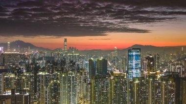 Kowloon 5 Şubat 2026 boyunca yükselen şehir binaları akşam parlaklığında parlıyor