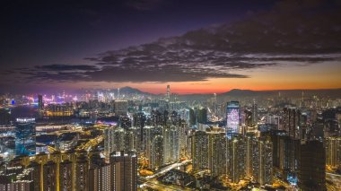 Dramatik akşam renkleri yoğun şehir kulelerini aydınlatıyor 5 Şubat 2026