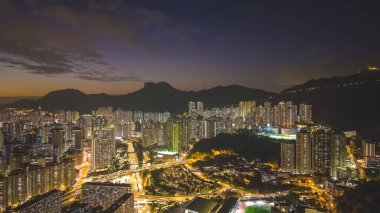 Akşam parlaması siluetli dağların altındaki yoğun kuleleri vurguluyor. 5 Şubat 2026