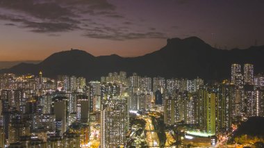 Akşam parlaması siluetli dağların altındaki yoğun kuleleri vurguluyor. 5 Şubat 2026