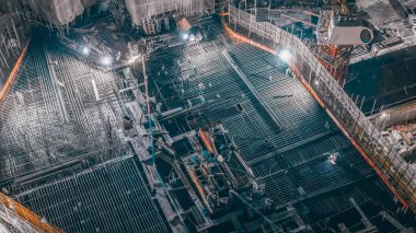 Akşam parlaması yamaçtaki kuleleri ve canlı topluluğu vurguluyor. 5 Şubat 2026