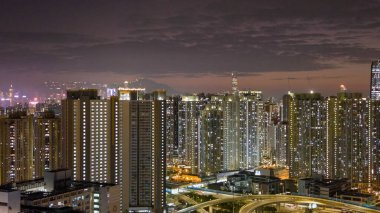 Dramatik akşam renkleri yoğun şehir kulelerini aydınlatıyor 5 Şubat 2026