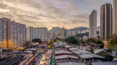 Tarihsel köy çatıları, 5 Şubat 2026 'da günbatımında modern kulelere tezat oluşturuyor.