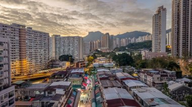 Tarihsel köy çatıları, 5 Şubat 2026 'da günbatımında modern kulelere tezat oluşturuyor.