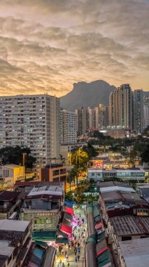 Tarihsel köy çatıları, 5 Şubat 2026 'da günbatımında modern kulelere tezat oluşturuyor.