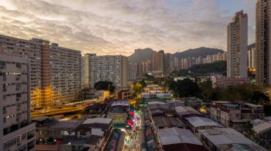 Tarihsel köy çatıları, 5 Şubat 2026 'da günbatımında modern kulelere tezat oluşturuyor.