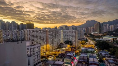 Tarihsel köy çatıları, 5 Şubat 2026 'da günbatımında modern kulelere tezat oluşturuyor.