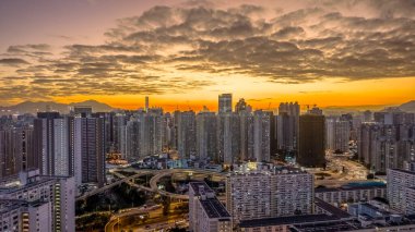 Akşam ışığı yoğun otoyol döngülerini ve kuleleri aydınlatıyor 5 Şubat 2026