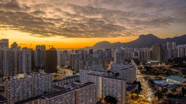 Dramatik akşam ışığı, yoğun kentsel konut manzarasını vurguluyor 5 Şubat 2026