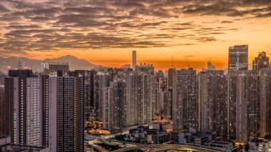 Dramatik akşam renkleri yoğun şehir kulelerini aydınlatıyor 5 Şubat 2026