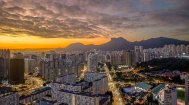 Dramatik akşam ışığı, yoğun kentsel konut manzarasını vurguluyor 5 Şubat 2026